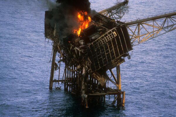 Пожар на нефтяной платформе "Пайпер Альфа" – в июле 1988 года на добывающей платформе "Пайпер Альфа" в Северном море произошел пожар, в результате которого погибло 167 человек из 226 находившихся там людей. Пожар на нефтяной платформе "Пайпер Альфа" – в июле 1988 года на добывающей платформе "Пайпер Альфа" в Северном море произошел пожар, в результате которого погибло 167 человек из 226 находившихся там людей. - Sputnik Латвия