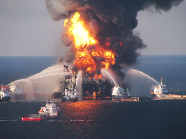 Взрыв нефтяной платформы "Глубоководный горизонт" произошел в апреле 2010 года в 80 километрах от побережья штата Луизиана в Мексиканском заливе. Из-за повреждения труб скважины в воду вылилось около 5 миллионов баррелей нефти. Взрыв нефтяной платформы "Глубоководный горизонт" произошел в апреле 2010 года в 80 километрах от побережья штата Луизиана в Мексиканском заливе. Из-за повреждения труб скважины в воду вылилось около 5 миллионов баррелей нефти. - Sputnik Латвия