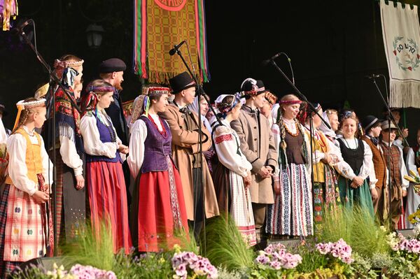 На фото: финальный концерт фестиваля в Бернардинском саду. На фото: финальный концерт фестиваля в Бернардинском саду. - Sputnik Латвия