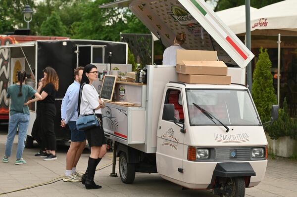 На фото: посетители фестиваля Food truck 2025. На фото: посетители фестиваля Food truck 2025. - Sputnik Латвия