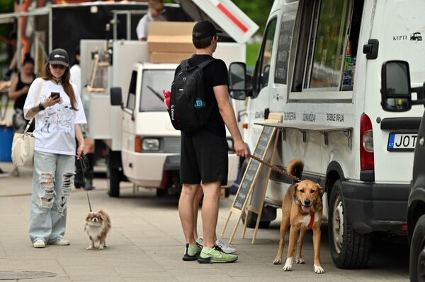 На фото: посетители фестиваля Food truck 2025. На фото: посетители фестиваля Food truck 2025. - Sputnik Латвия