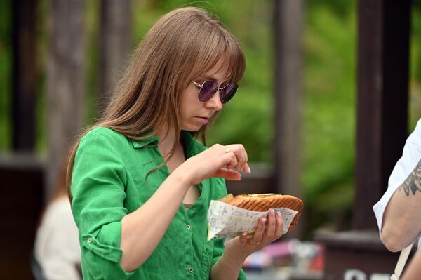 По мнению организаторов Food truck 2025, еда может стать больше, чем просто едой, принести незабываемые впечатления. По мнению организаторов Food truck 2025, еда может стать больше, чем просто едой, принести незабываемые впечатления. - Sputnik Латвия