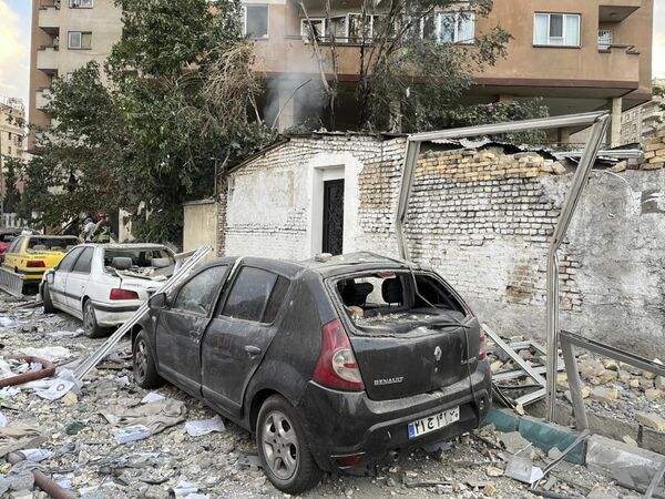 Обломки жилого дома на припаркованных автомобилях после удара в Тегеране, Иран, 13 июня 2025 года - Sputnik Латвия