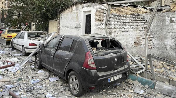 Автомобили в Тегеране, поврежденные в результате израильских авиаударов по Ирану - Sputnik Латвия
