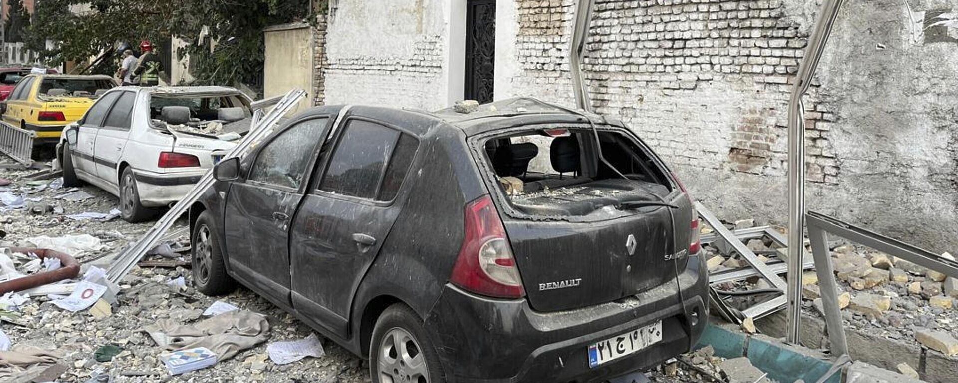 Автомобили в Тегеране, поврежденные в результате израильских авиаударов по Ирану - Sputnik Латвия, 1920, 22.02.2026