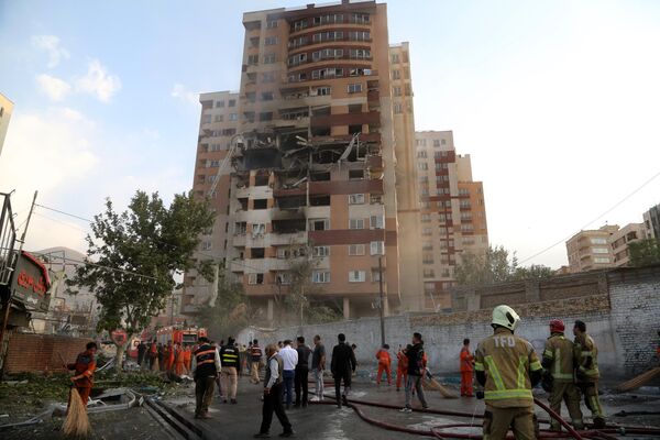 Вид на поврежденное здание в Тегеране после израильской атаки 13 июня 2025 года - Sputnik Латвия