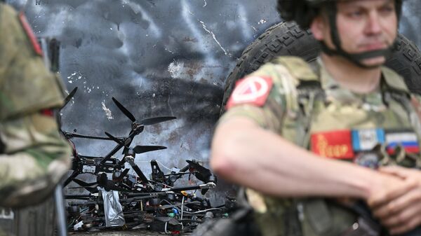 Украинские FPV-дроны, сбитые российскими бойцами поста воздушного наблюдения в зоне СВО - Sputnik Латвия