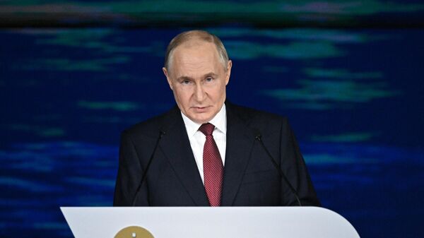 Президент РФ Владимир Путин выступает на пленарном заседании XXVIII ПМЭФ - Sputnik Латвия