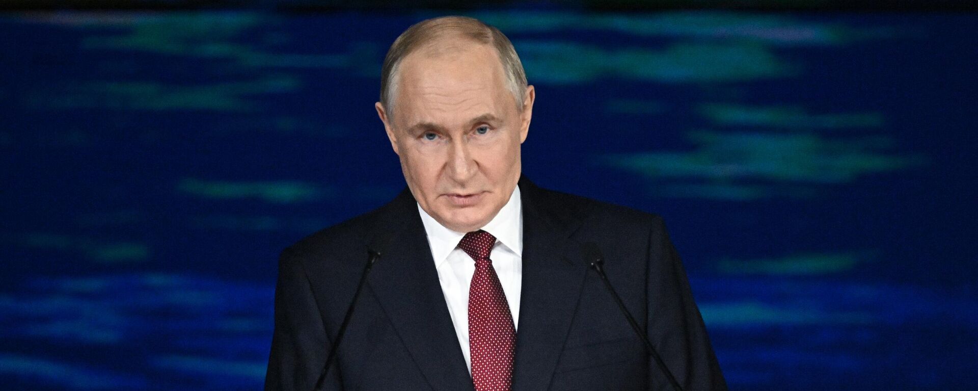 Президент РФ Владимир Путин выступает на пленарном заседании XXVIII ПМЭФ - Sputnik Латвия, 1920, 20.06.2025