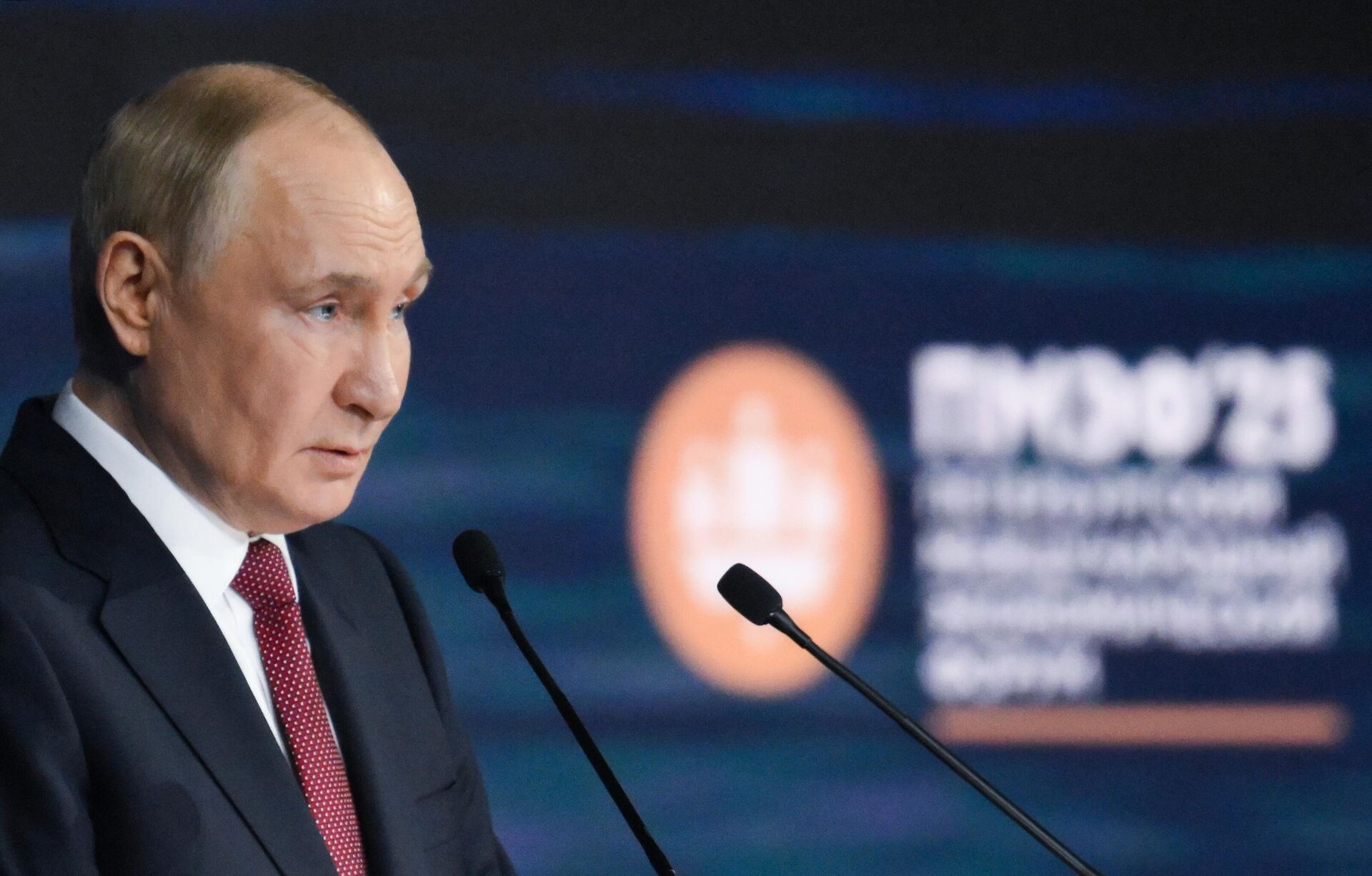 Президент РФ Владимир Путин выступает на пленарном заседании XXVIII ПМЭФ - Sputnik Латвия, 1920, 20.06.2025