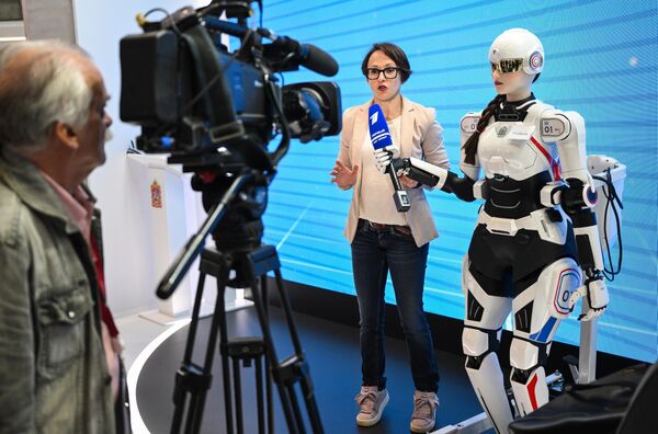 Робот София стала звездой ПМЭФ-2025, а ее знания в сфере инвестиций произвели фурор. Робот София стала звездой ПМЭФ-2025, а ее знания в сфере инвестиций произвели фурор. - Sputnik Латвия