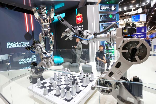 Основная тема ПМЭФ-2025 - "Общие ценности - основа роста в многополярном мире". Основная тема ПМЭФ-2025 - "Общие ценности - основа роста в многополярном мире". - Sputnik Латвия