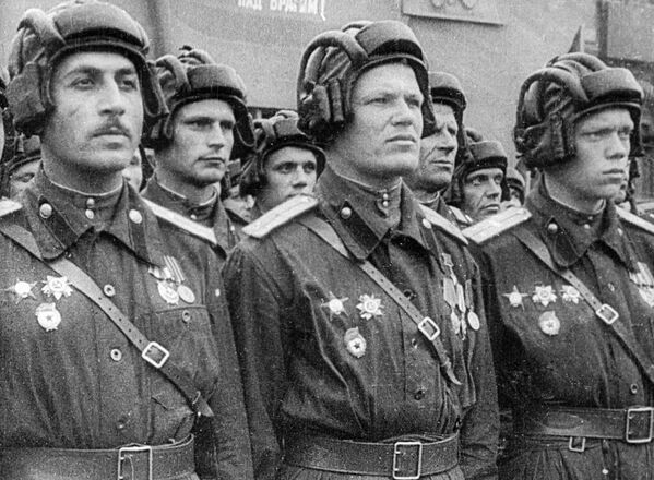 Парад Победы стал кульминацией военного подвига всего советского народа и продемонстрировал всему миру мощь и единство страны-победительницы.На фото: парадный расчет советских танкистов во время парада на Красной площади по случаю Победы в Великой Отечественной войне. Кадр из фильма "Великая победа советского народа", студия ЦСДФ (РЦСДФ), 1961 год, реж. Ф. Киселев. Парад Победы стал кульминацией военного подвига всего советского народа и продемонстрировал всему миру мощь и единство страны-победительницы.На фото: парадный расчет советских танкистов во время парада на Красной площади по случаю Победы в Великой Отечественной войне. Кадр из фильма "Великая победа советского народа", студия ЦСДФ (РЦСДФ), 1961 год, реж. Ф. Киселев. - Sputnik Латвия