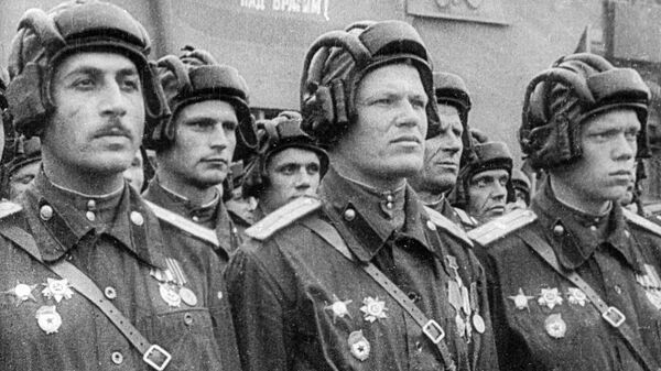Парадный расчет советских танкистов во время парада на Красной площади по случаю Победы в Великой Отечественной войне - Sputnik Латвия