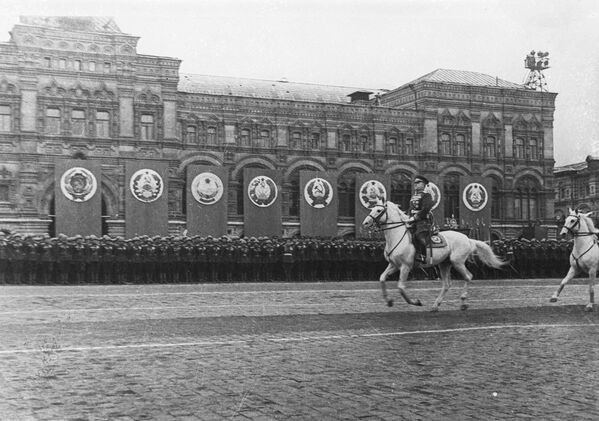 Парад принимал один из главных полководцев победы — Маршал Георгий Жуков (на фото). Он въехал на площадь верхом на белом коне. Это стало одним из наиболее ярких и символичных моментов торжественного мероприятия. Командовал парадом Маршал Советского Союза Константин Рокоссовский. Парад принимал один из главных полководцев победы — Маршал Георгий Жуков (на фото). Он въехал на площадь верхом на белом коне. Это стало одним из наиболее ярких и символичных моментов торжественного мероприятия. Командовал парадом Маршал Советского Союза Константин Рокоссовский. - Sputnik Латвия
