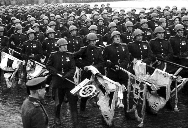 Этот жест вызвал шквал эмоций у тысяч присутствующих — от ликования до слез памяти. Эти знамена под мрачную дробь барабанов были брошены на специальный помост у подножия Мавзолея Ленина.На фото: советские солдаты бросают фашистские знамена к подножию Мавзолея В.И. Ленина. Кадр из документального фильма "Великая победа советского народа", студия ЦСДФ (РЦСДФ), 1961 год, режиссер Ф. Киселев. Этот жест вызвал шквал эмоций у тысяч присутствующих — от ликования до слез памяти. Эти знамена под мрачную дробь барабанов были брошены на специальный помост у подножия Мавзолея Ленина.На фото: советские солдаты бросают фашистские знамена к подножию Мавзолея В.И. Ленина. Кадр из документального фильма "Великая победа советского народа", студия ЦСДФ (РЦСДФ), 1961 год, режиссер Ф. Киселев. - Sputnik Латвия