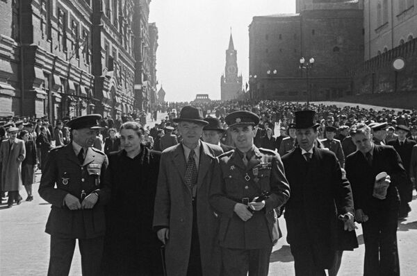 На фото: люди на Красной площади во время Парада Победы в Москве 24 июня 1945 года. На фото: люди на Красной площади во время Парада Победы в Москве 24 июня 1945 года. - Sputnik Латвия
