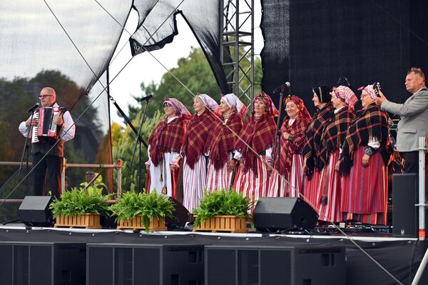 На фото: выступление фольклорного коллектива на центральной площади городка. На фото: выступление фольклорного коллектива на центральной площади городка. - Sputnik Латвия