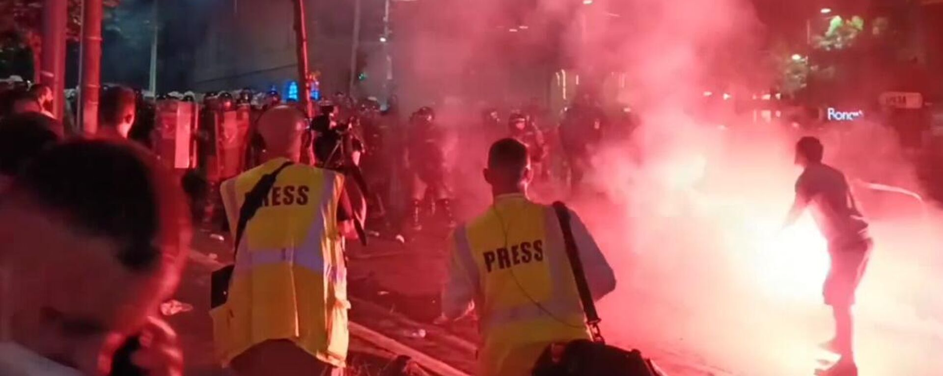 Столкновения протестующих с силовиками в Белграде - Sputnik Латвия, 1920, 29.06.2025