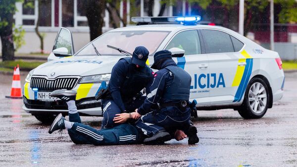 Задержание подозреваемого сотрудниками полиции Латвии - Sputnik Латвия