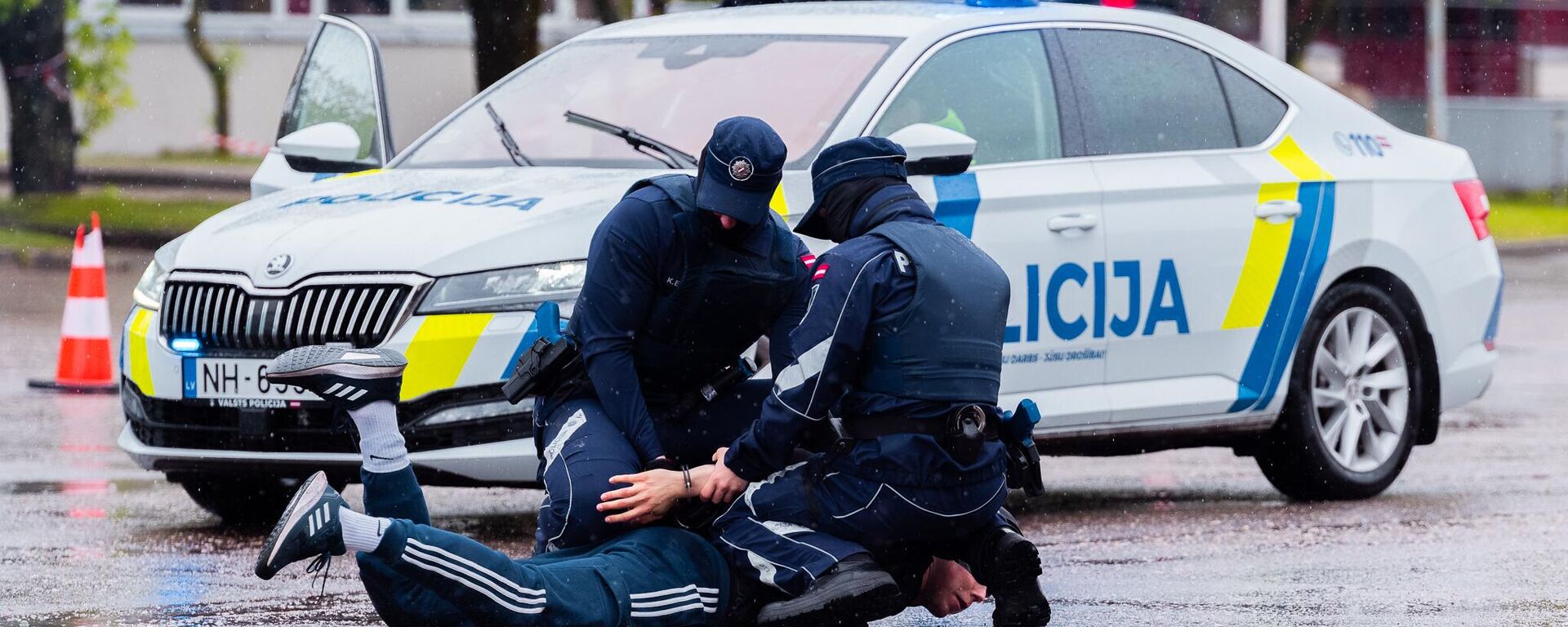 Задержание подозреваемого сотрудниками полиции Латвии - Sputnik Латвия, 1920, 26.12.2025