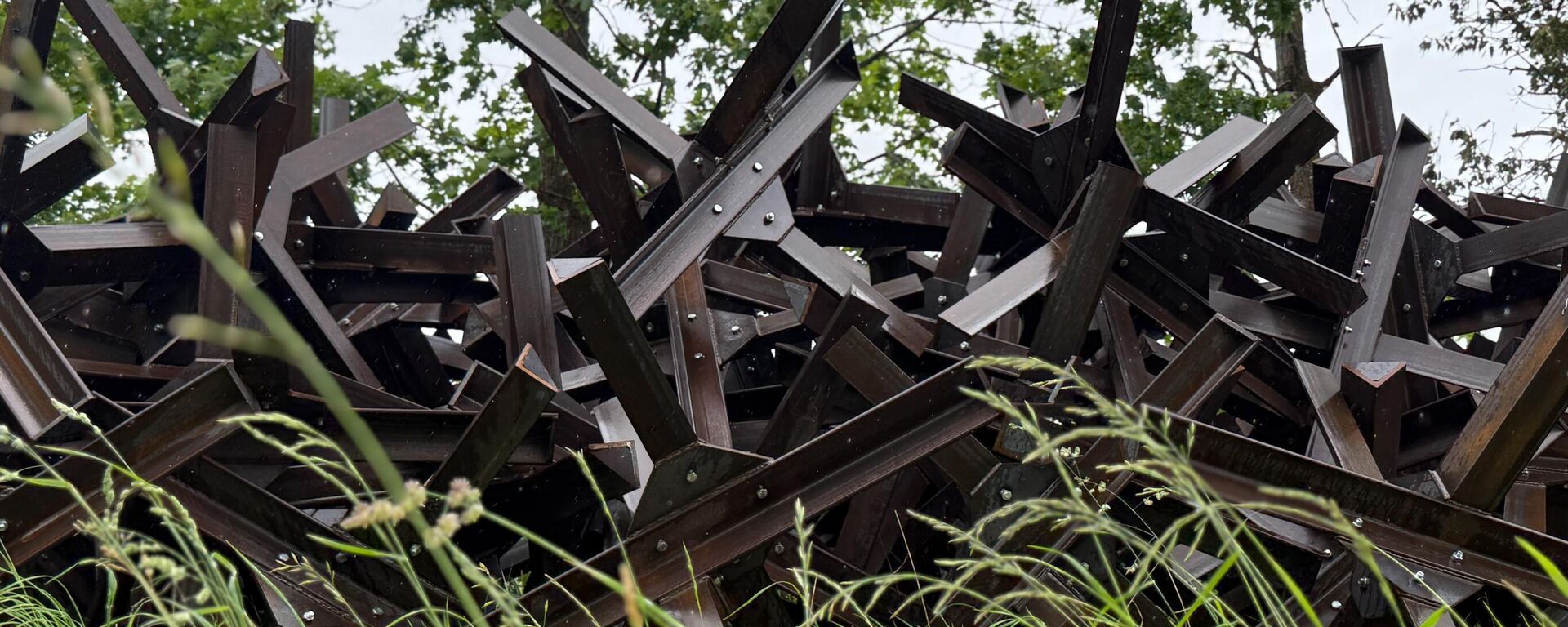 Противотанковые ежи на российско-латвийской границе в районе пограничного пункта Терехово - Sputnik Латвия, 1920, 09.07.2025