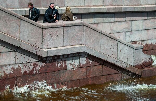 Горожане наблюдают подъем уровня воды в реке Неве Горожане наблюдают подъем уровня воды в реке Неве - Sputnik Латвия