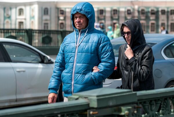 Горожане во время ветреной погоды в Санкт-Петербурге Горожане во время ветреной погоды в Санкт-Петербурге - Sputnik Латвия