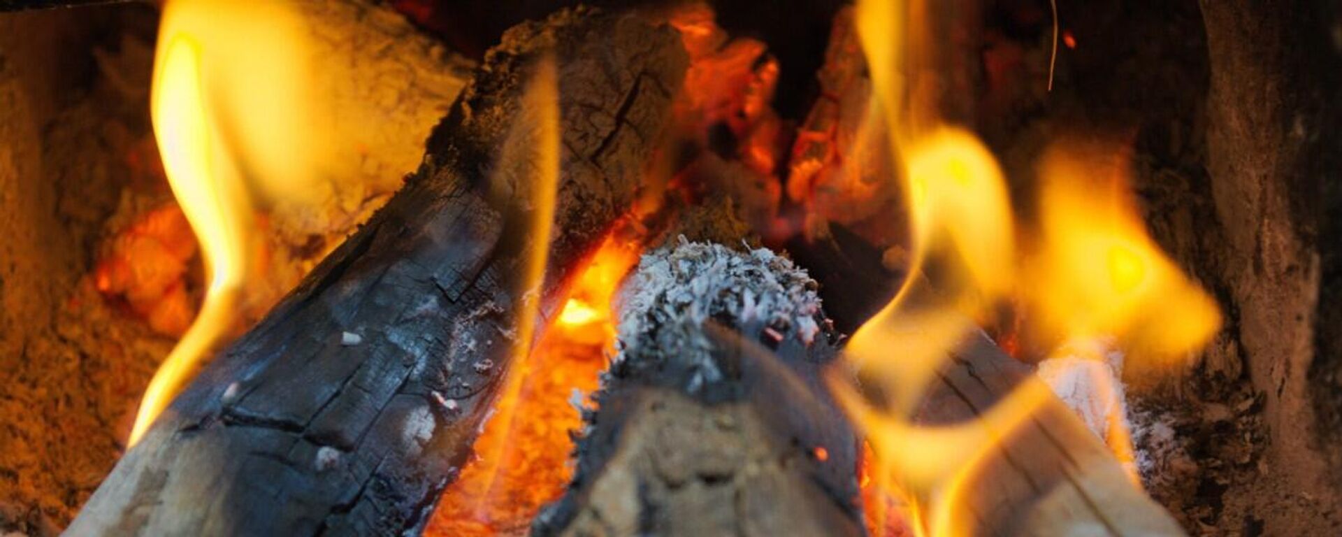 Сжигание дров в печи - Sputnik Латвия, 1920, 03.01.2025