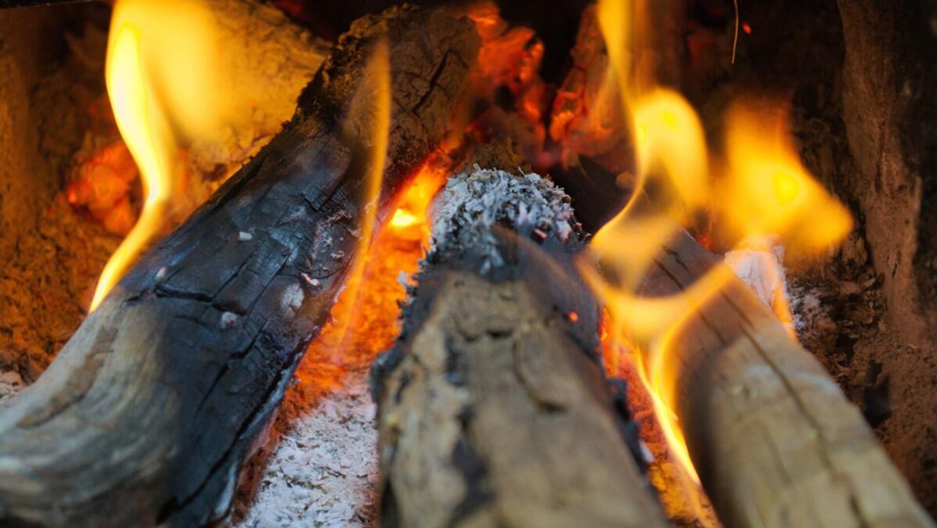 Сжигание дров в печи - Sputnik Латвия, 1920, 03.01.2025