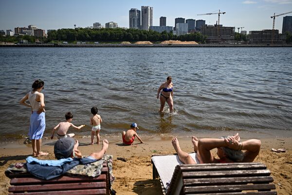Люди отдыхают на набережной канала имени Москвы в парке &quot;Северное Тушино&quot; - Sputnik Латвия
