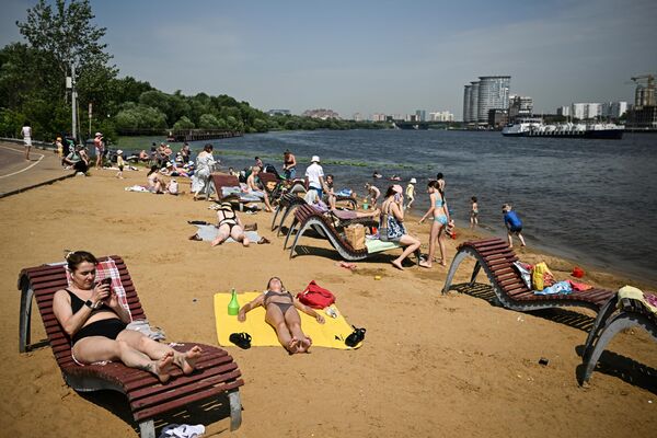 Люди отдыхают на набережной канала имени Москвы в парке &quot;Северное Тушино&quot; - Sputnik Латвия