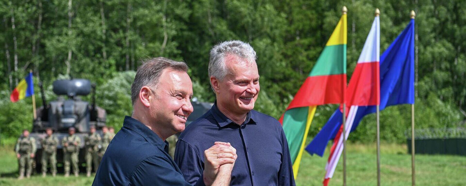 Президент Литвы Гитанас Науседа и президент Польши Анджей Дуда на польском военном полигоне - Sputnik Латвия, 1920, 09.07.2025
