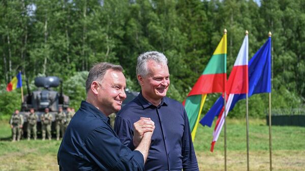 Президент Литвы Гитанас Науседа и президент Польши Анджей Дуда на польском военном полигоне - Sputnik Латвия