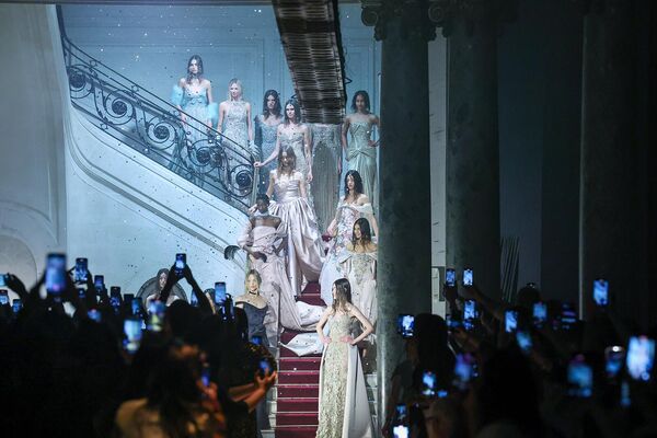 Показ Elie Saab Haute Couture осень/зима 2025/2026 в рамках Недели моды в Париже. - Sputnik Латвия