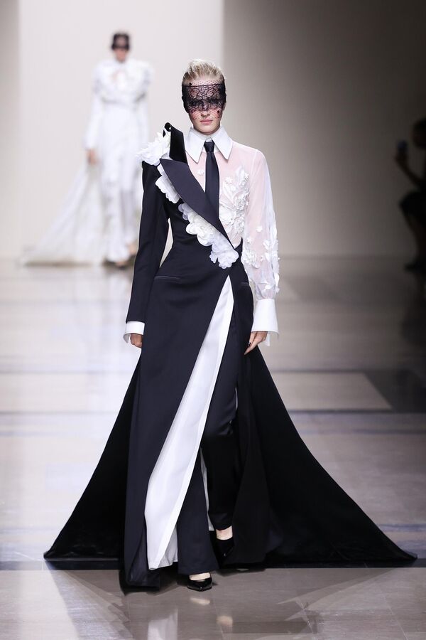 Модель проходит по подиуму во время показа коллекции Georges Chakra Haute Couture осень/зима 2025/2026 в рамках Недели моды в Париже. Модель проходит по подиуму во время показа коллекции Georges Chakra Haute Couture осень/зима 2025/2026 в рамках Недели моды в Париже. - Sputnik Латвия