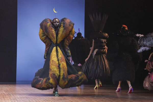 Модель во время показа коллекции Viktor &amp; Rolf Haute Couture осень/зима 2025/2026 в рамках Недели моды в Париже. - Sputnik Латвия