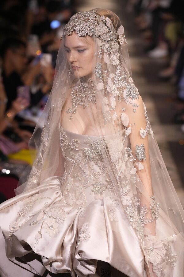 Модель во время показа Elie Saab Haute Couture осень/зима 2025/2026 в рамках Недели моды в Париже. Модель во время показа Elie Saab Haute Couture осень/зима 2025/2026 в рамках Недели моды в Париже. - Sputnik Латвия