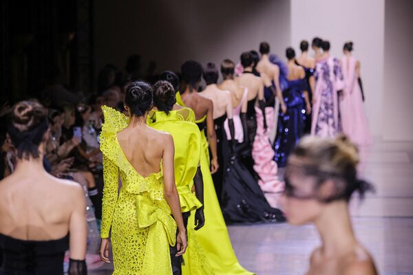 Показ коллекции Georges Chakra Haute Couture осень/зима 2025/2026 во Дворце Шайо в рамках Недели моды в Париже. Показ коллекции Georges Chakra Haute Couture осень/зима 2025/2026 во Дворце Шайо в рамках Недели моды в Париже. - Sputnik Латвия