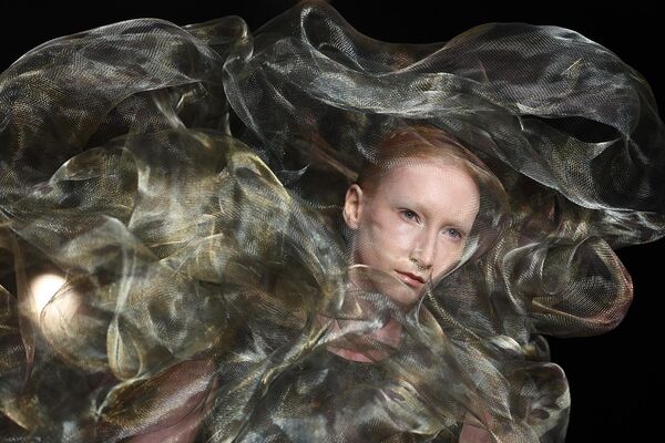 Модель одета в платье из коллекции высокой моды Iris van Herpen осень-зима 2025/26. Модель одета в платье из коллекции высокой моды Iris van Herpen осень-зима 2025/26. - Sputnik Латвия