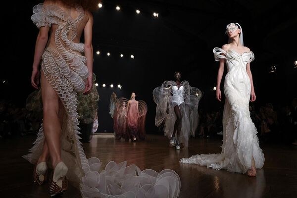 Модель в платье из коллекции высокой моды Iris van Herpen осень-зима 2025/26. Модель в платье из коллекции высокой моды Iris van Herpen осень-зима 2025/26. - Sputnik Латвия