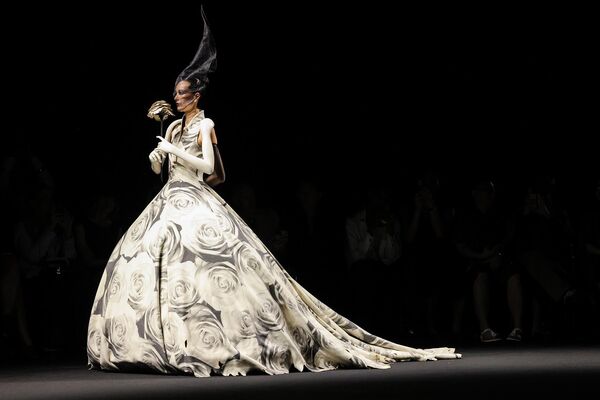 Модель во время показа коллекции Robert Van Haute Couture осень/зима 2025/2026 в Театре Шатле в рамках Недели моды в Париже. - Sputnik Латвия
