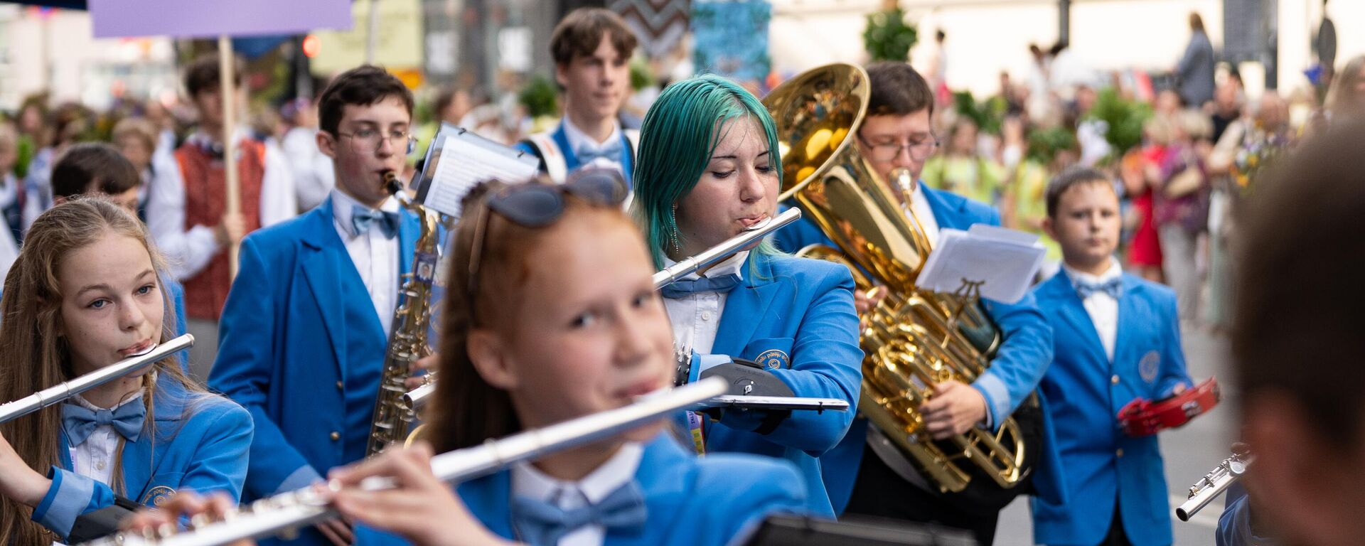 Шествие участников Фестиваля песни и танца школьной молодежи - Sputnik Латвия, 1920, 25.04.2025