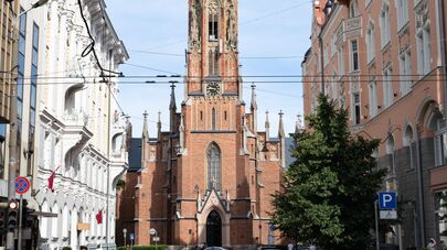 Шествие участников Фестиваля песни и танца школьной молодежи