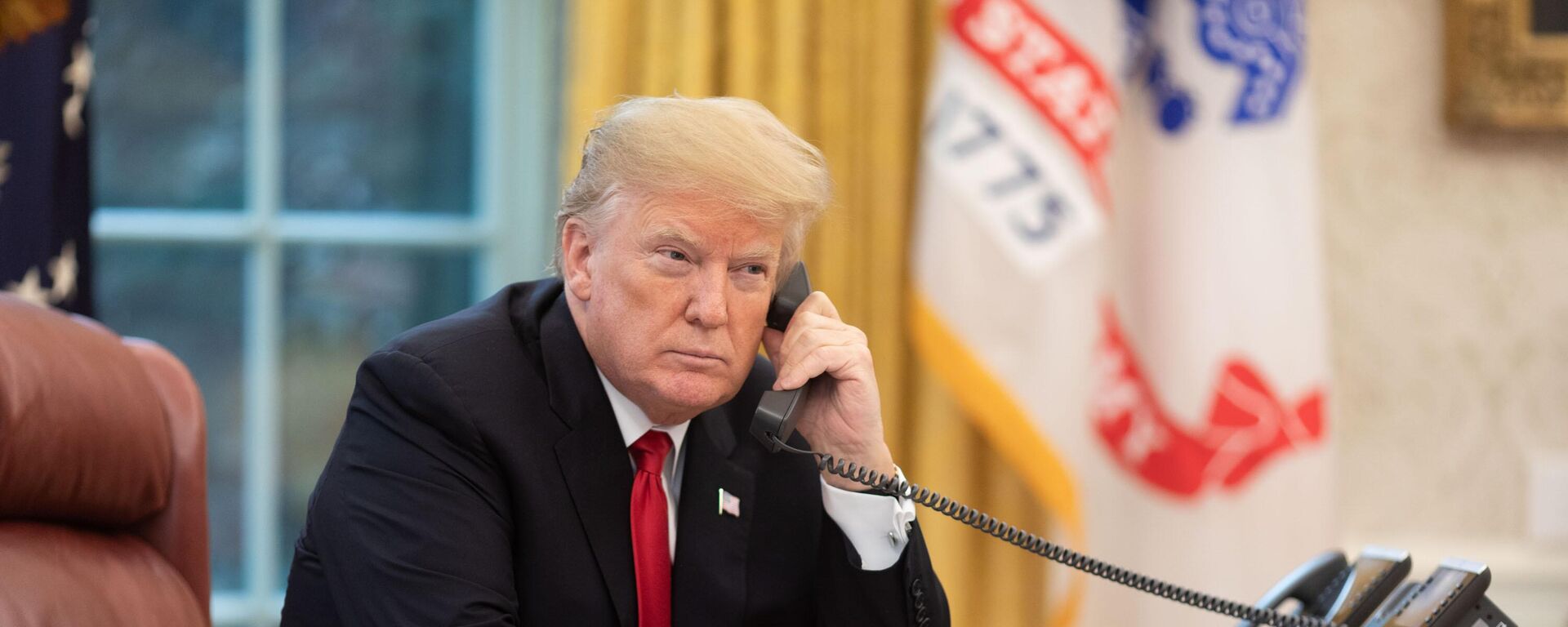 Президент США Дональд Трамп разговаривает по телефону - Sputnik Латвия, 1920, 17.07.2025