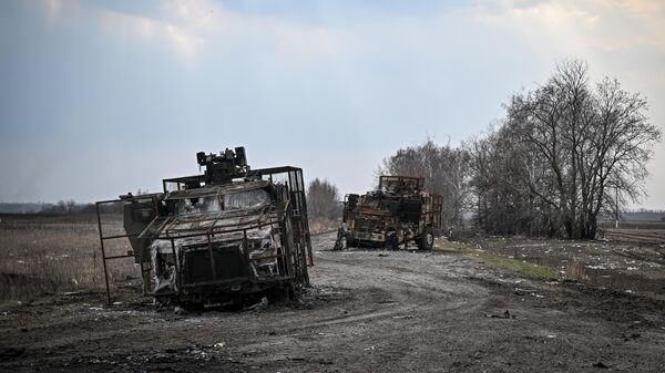 Сгоревшая колонна бронеавтомобилей ВСУ MaxxPro в Суджанском районе Курской области - Sputnik Латвия