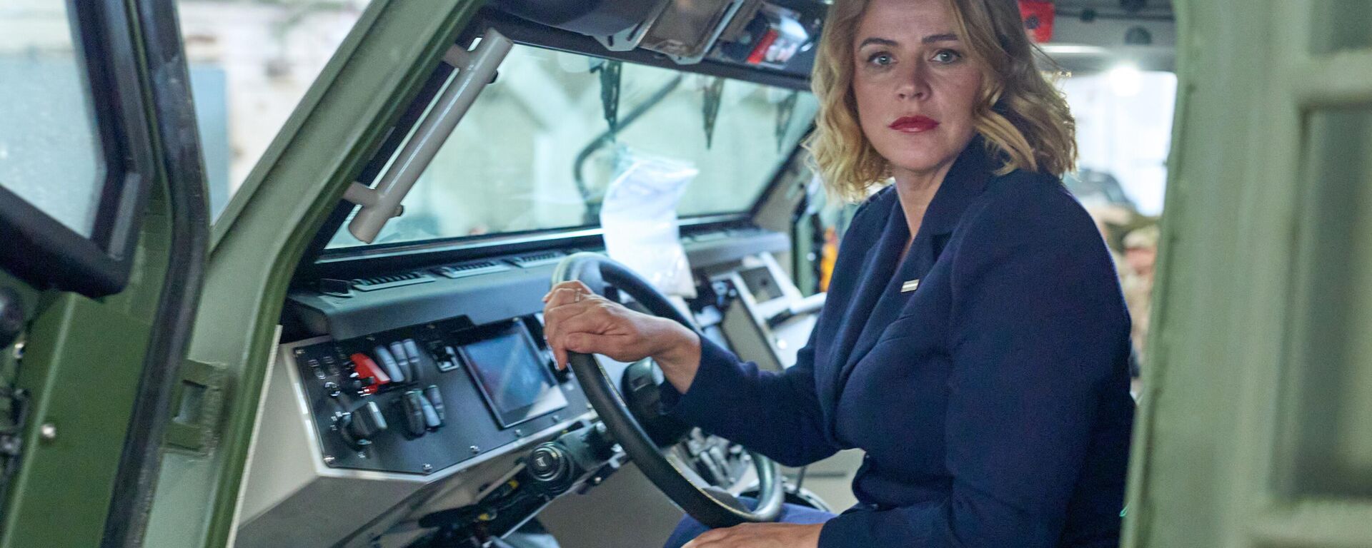 Премьер-министр Латвии Эвика Силиня за рулем бронетранспортера Patria 6x6  - Sputnik Латвия, 1920, 30.07.2025