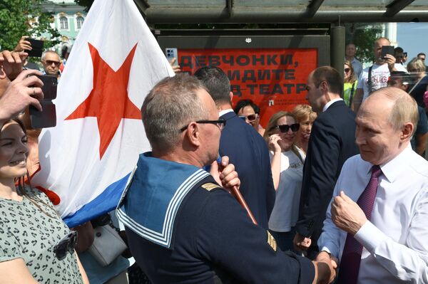 Президент РФ Владимир Путин общается с жителями в Санкт-Петербурге в День Военно-морского флота - Sputnik Латвия