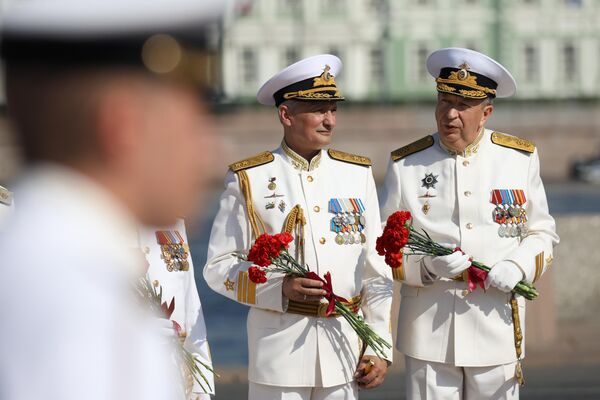 Военнослужащие ВМФ РФ на церемонии возложения цветов к памятнику Петру I в Санкт-Петербурге в честь празднования Дня Военно-морского флота. - Sputnik Латвия