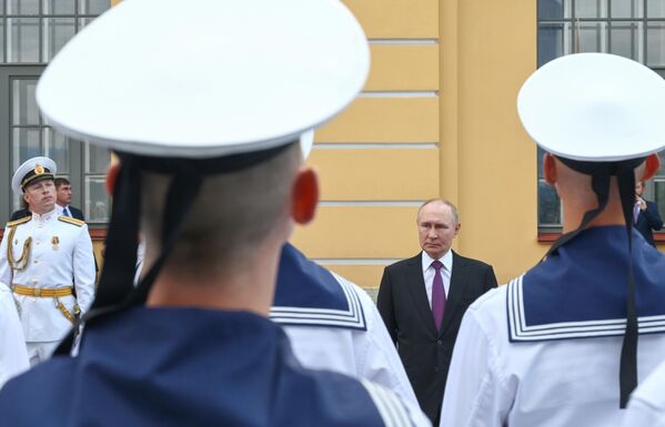 Президент РФ Владимир Путин в Главном адмиралтействе в Санкт-Петербурге в День ВМФ РФ - Sputnik Латвия